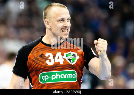 Kiel, Deutschland. 17. Nov, 2019. Handball: Bundesliga, THW Kiel - TSV Hannover-Burgdorf, 13. Spieltag. Hannovers Morten Olsen Beifall für ein Ziel. Credit: Frank Molter/dpa/Alamy leben Nachrichten Stockfoto