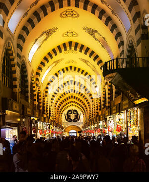 Eminönü Istanbul, Istanbul, Türkei, September 9th, 2019: Spice Bazaar, aka Ägyptischer Basar in Eminönü, voll von Einheimischen und Touristen und natürlich, Gewürze. Stockfoto