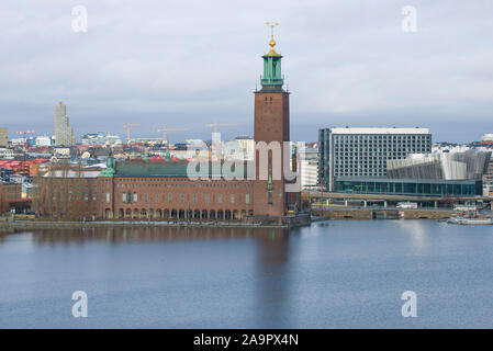 STOCKHOLM, Schweden - MÄRZ 09, 2019: Blick auf die Stockholmer Rathaus Gebäude an einem bewölkten März Tag Stockfoto