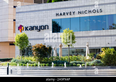 Levent, Istanbul, Türkei Oktober 3rd, 2019: Fassade des Kanyon Komplex mit Wagamama Restaurant und Harvey Nichols. Stockfoto
