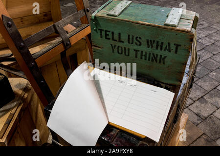 Gästebuch Journal mit alten Suggestion Box. Sagen Sie uns, was Sie denken. Stockfoto