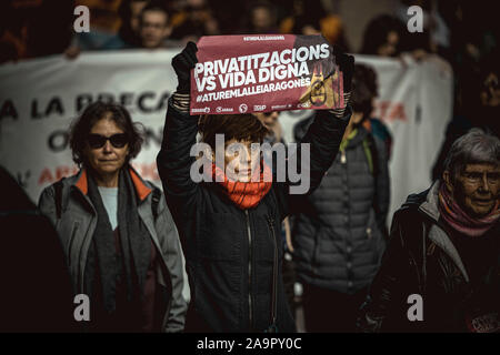 Barcelona, Spanien. 17. Nov, 2019. Ein Demonstrator mit Ihrem Plakat Proteste gegen die "llei Aragones' (Gesetz Aragones), benannt nach dem Katalanischen Vizepräsident und Wirtschaftsminister Pere Aragones, welche Türen Privatisierungen im öffentlichen Bildungs-, Gesundheits- und Dienstleistungssektor öffnen könnte. Credit: Matthias Oesterle/Alamy leben Nachrichten Stockfoto