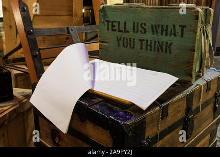 Gästebuch Journal mit alten Suggestion Box. Sagen Sie uns, was Sie denken. Stockfoto