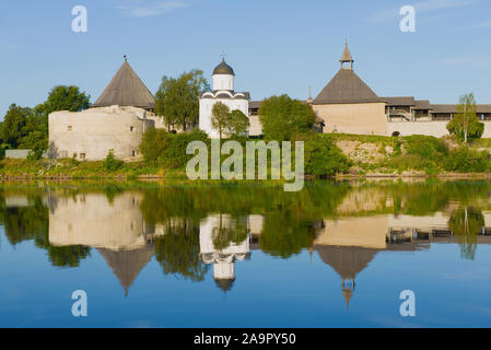 Kirche St. Georg in Staraja Ladoga Festung auf einem Anfang August Morgen. Region Leningrad, Russland Stockfoto