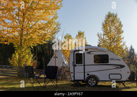 La Bostonnais, Québec, Kanada - Oktober 11, 2019: prolite Eco Teardrop Camper Trailer auf einer indigenen Campingplatz im Herbst, Mauricie, Domaine Notcimik Stockfoto