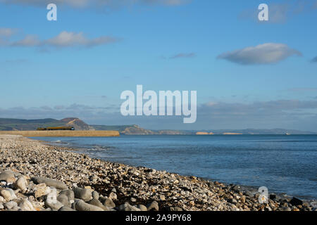 Der Kiesstrand in Lyme Regis, Dorset, Großbritannien - Johannes Gollop Stockfoto