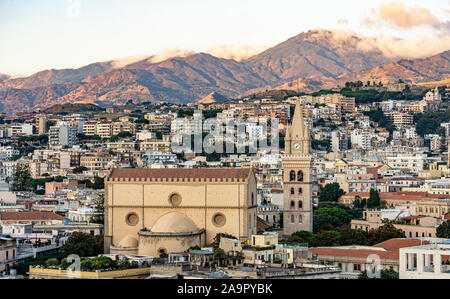 Sonnenaufgang in Messina Hafen mit Blick auf die Innenstadt und die Berge im Hintergrund, Italien Stockfoto