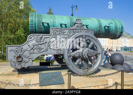 Moskau, Russland - 31. AUGUST 2019: Zarenkanone close-up an einem sonnigen Tag im August. Der Moskauer Kreml Stockfoto