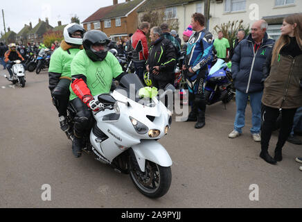 Ein Motorrad Konvoi macht es seinen Weg durch das Dorf von Charlton als sie Harry Dunn's letzte Fahrt als eine Hommage an die Teenager, der starb, als sein Motorrad in einem Kopf beteiligt war - auf Kollision außerhalb Pässe RAF Croughton, Northamptonshire, im August folgen. Stockfoto