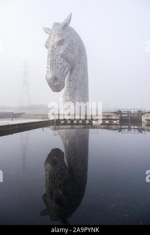 Der Aufbau Digital - eine Skulptur von zwei Pferden am Eingang der Forth-and-Clyde-Kanal im Helix Park in der Nähe von Falkirk, Schottland Stockfoto