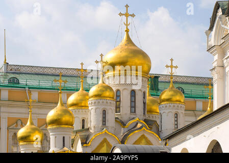 Kuppeln der Verkündigung Kathedrale close-up sonnigen Tag. Der Moskauer Kreml. Moskau, Russland Stockfoto