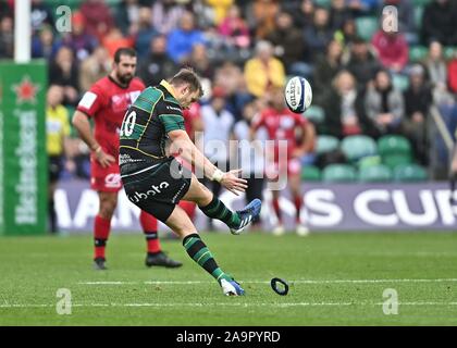 Northampton, Großbritannien. 17. Nov, 2019. Dan Biggar (Northampton Saints) tritt. Northampton Saints v Lyon. Heineken Champions Cup. Franklins Gärten. Northampton. Northamptonshire. UK. Kredit Garry Bowden / Sport in Bildern. Credit: Sport in Bildern/Alamy leben Nachrichten Stockfoto