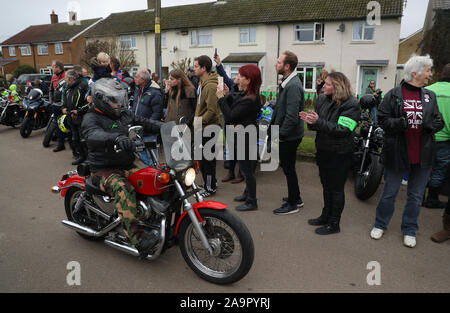 Ein Motorrad Konvoi macht es seinen Weg durch das Dorf von Charlton als sie Harry Dunn's letzte Fahrt als eine Hommage an die Teenager, der starb, als sein Motorrad in einem Kopf beteiligt war - auf Kollision außerhalb Pässe RAF Croughton, Northamptonshire, im August folgen. Stockfoto