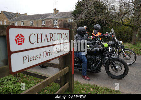 Ein Motorrad Konvoi macht es seinen Weg durch das Dorf von Charlton als sie Harry Dunn's letzte Fahrt als eine Hommage an die Teenager, der starb, als sein Motorrad in einem Kopf beteiligt war - auf Kollision außerhalb Pässe RAF Croughton, Northamptonshire, im August folgen. Stockfoto