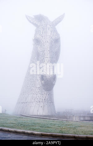 Der Aufbau Digital - eine Skulptur von zwei Pferden am Eingang der Forth-and-Clyde-Kanal im Helix Park in der Nähe von Falkirk, Schottland Stockfoto