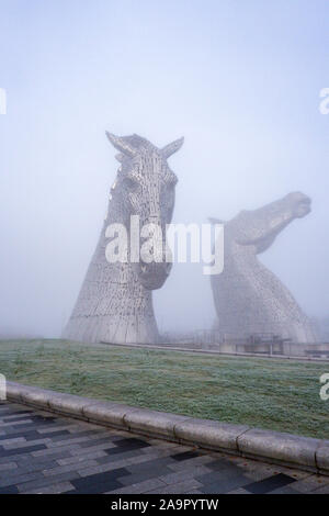 Der Aufbau Digital - eine Skulptur von zwei Pferden am Eingang der Forth-and-Clyde-Kanal im Helix Park in der Nähe von Falkirk, Schottland Stockfoto