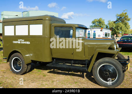 Kronshtadt, Russland - 14 AUGUST, 2019: Sanitäre car GAZ-AA 55 (1941) - die Teilnehmer des Festivals der retro Verkehr" Fortuna-2019' Stockfoto