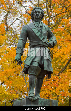 Skulptur von Peter dem Großen (1841), close-up auf einem Hintergrund von gelben Herbst Laub. Kronstadt, Russland Stockfoto