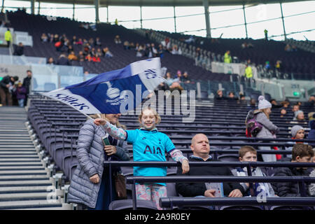 London, Großbritannien. 17. Nov, 2019. Tottenham Hotsupr Lüfter während der Barclay FA Women's Super League Fußballspiel zwischen Tottenham gegen Arsenal an Tottenham Hotspur Stadion am 17. November 2019 in London, England (Foto von Daniela Porcelli/SPP) Credit: SPP Sport Presse Foto. /Alamy leben Nachrichten Stockfoto