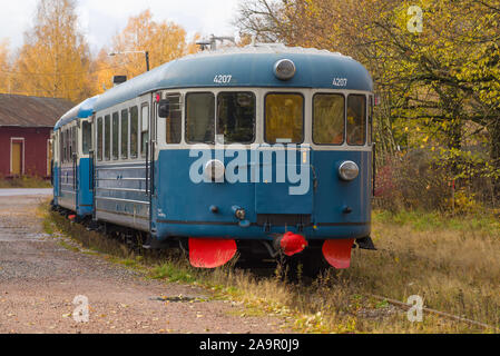 PORVOO, Finnland - 19. OKTOBER 2019: Passagier retro Zug close-up an einem bewölkten Oktober Tag Stockfoto