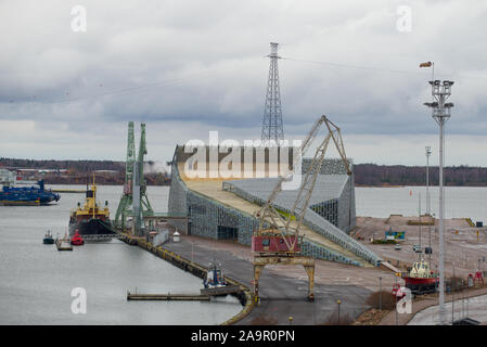 KOTKA, Finnland - 02 November, 2019: Blick auf die vellamo Marine Center Gebäude an einem bewölkten November Morgen Stockfoto