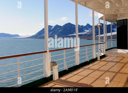 Die Promenade Deck eines Kreuzfahrtschiffes im Kongsfjorden aus Ny Alesund verankert auf der Insel Spitzbergen. Stockfoto