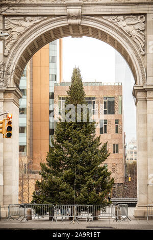 Washington Square Park, Greenwich Village, New York City während der Weihnachtszeit mit Weihnachtsbaum unter historischen arch Stockfoto