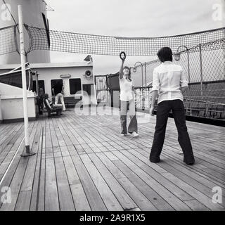 Ende der 1960er Jahre, historische, zwei junge Passagiere an Bord eines Kreuzfahrtschiffes spielen ein Spiel, Stockfoto