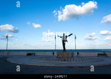 Die Bronzestatue von Domenico Modugno durch die Argentinischen Bildhauers Hermann Mejer in Polignano a Mare, in der Provinz Bari, Region Apulien in Italien gebaut Stockfoto