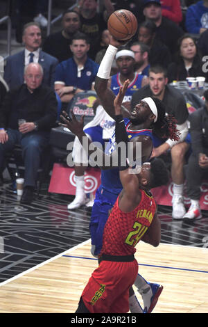 Los Angeles, USA. 17. Nov, 2019. Scherer Zentrum Montrezl Harrell (5) Kerben über Falken center Bruno Fernando (24) im zweiten Quartal Maßnahmen auf Staples Center in Los Angeles, 13. November 2019. Die Clippers besiegten die Hawks 150-101. Foto von Jon SooHoo/UPI Quelle: UPI/Alamy leben Nachrichten Stockfoto