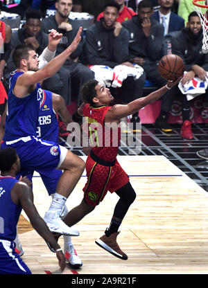 Los Angeles, USA. 17. Nov, 2019. Falken guard Trae Junge(R) schießt über Scherer Zentrum Ivica Zubac (L) im zweiten Quartal Maßnahmen auf Staples Center in Los Angeles, 13. November 2019. Die Clippers besiegten die Hawks 150-101. Foto von Jon SooHoo/UPI Quelle: UPI/Alamy leben Nachrichten Stockfoto