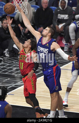 Los Angeles, USA. 17. Nov, 2019. Scherer Zentrum Ivica Zubac (R) blockiert die Aufnahme des Falken guard Trae Junge (L) im dritten Quartal bei Staples Center in Los Angeles, 13. November 2019. Die Clippers besiegten die Hawks 150-101. Foto von Jon SooHoo/UPI Quelle: UPI/Alamy leben Nachrichten Stockfoto