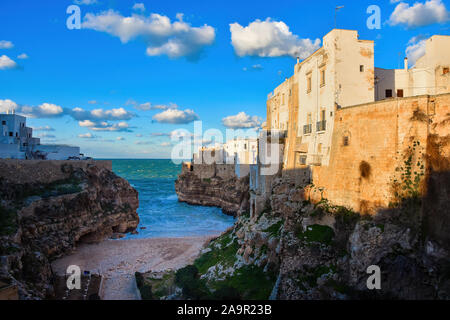 Winter Abend an Lama Monachile Strand, Polignano a Mare, in der Provinz Bari, Apulien in Süditalien. Stockfoto