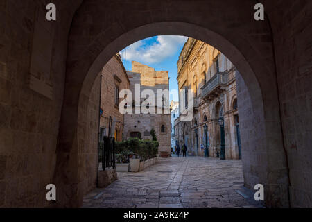 Am Abend Winter auf den Straßen von Polignano a Mare Altstadt mit Arco Marchesale, Provinz Bari, Apulien, Süditalien. Stockfoto