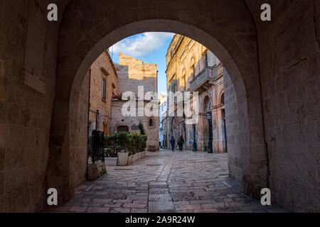 Am Abend Winter auf den Straßen von Polignano a Mare Altstadt mit Arco Marchesale, Provinz Bari, Apulien, Süditalien. Stockfoto