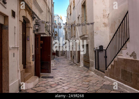 Am Abend Winter auf den Straßen von Polignano a Mare Altstadt, Provinz Bari, Apulien, Süditalien. Stockfoto