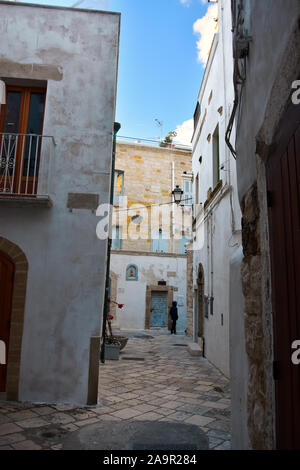 Am Abend Winter auf den Straßen von Polignano a Mare Altstadt, Provinz Bari, Apulien, Süditalien. Stockfoto