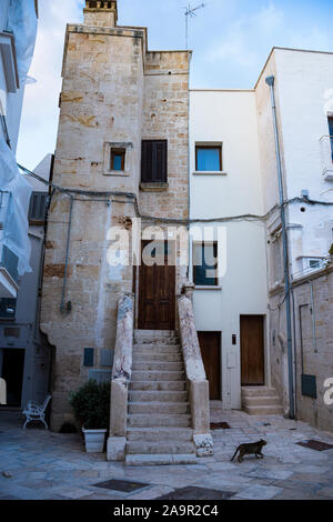 Am Abend Winter auf den Straßen von Polignano a Mare Altstadt, Provinz Bari, Apulien, Süditalien. Stockfoto