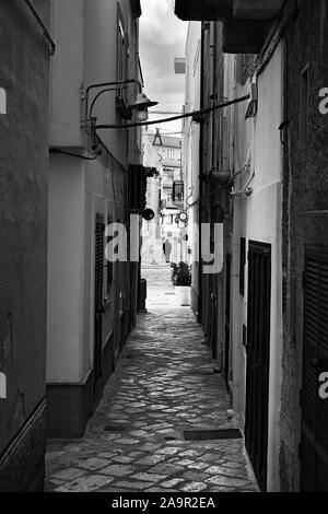 Am Abend Winter auf den Straßen von Polignano a Mare Altstadt, Provinz Bari, Apulien, Süditalien. Schwarz-weiß-Bild. Stockfoto