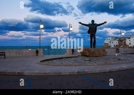 Die Bronzestatue von Domenico Modugno durch die Argentinischen Bildhauers Hermann Mejer in Polignano a Mare, in der Provinz Bari, Region Apulien in Italien gebaut Stockfoto