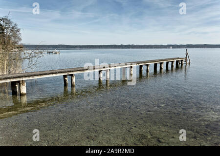 Eine alte Anlegestelle am Starnberger See in Deutschland Stockfoto