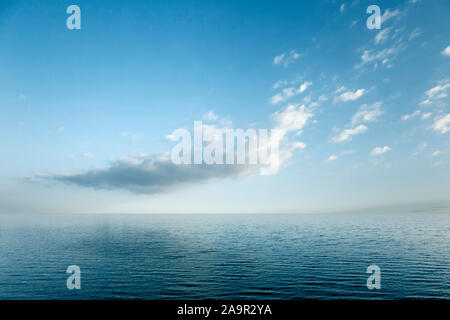 Ein Bild von einem blauen Himmel und das Meer im Hintergrund Stockfoto