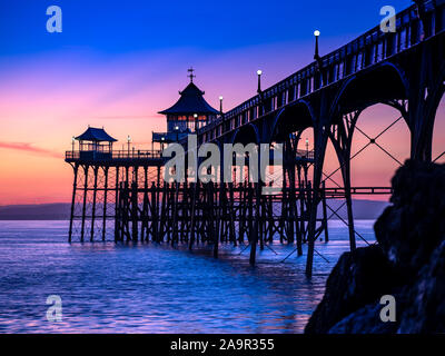 Sonnenuntergang Foto von Clevedon Pier auf den Fluss Severn Estuary, in der Nähe von Bristol, Somerset, England, UK. Stockfoto