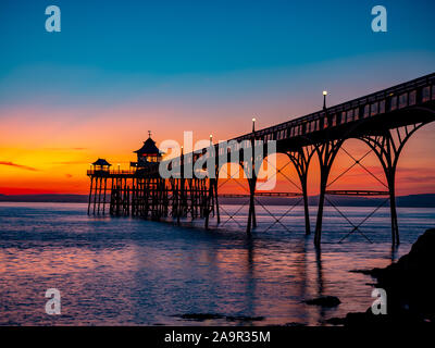 Sonnenuntergang Foto von Clevedon Pier auf den Fluss Severn Estuary, in der Nähe von Bristol, Somerset, England, UK. Stockfoto