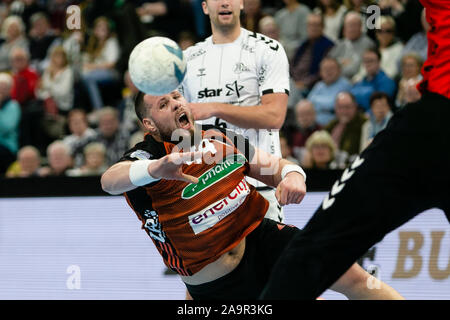 Kiel, Deutschland. 17. Nov, 2019. Handball: Bundesliga, THW Kiel - TSV Hannover-Burgdorf, 13. Spieltag. Hannovers Ilija Brozovic wirft auf das Tor. Credit: Frank Molter/dpa/Alamy leben Nachrichten Stockfoto