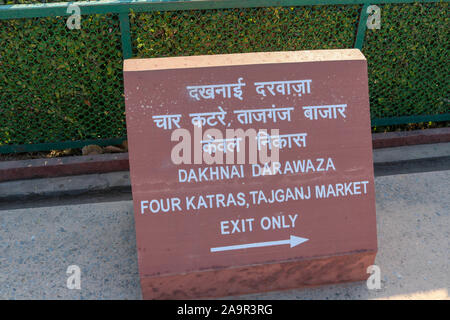 Steinschild, Agra, Indien. Übersetzung: 'Dakhnai door Four katras, Taj Ganj Market, Exit only.' Stockfoto