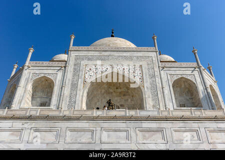 Das Taj Mahal, das majestätisch am Ufer des Flusses Yamuna steht, ist ein elfenbeinweißes Marmormausoleum in der indischen Stadt Agra. Taj Mahal von Sha gebaut Stockfoto