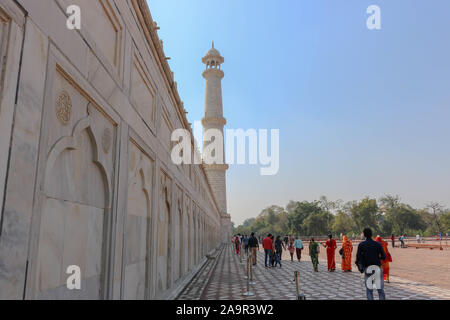 Dekorierte Marmorwand, die zu einem der Minarette des Taj Mahal führt. Taj Mahal ist ein elfenbeinweißes Marmormausoleum am Südufer des Yamuna. Stockfoto