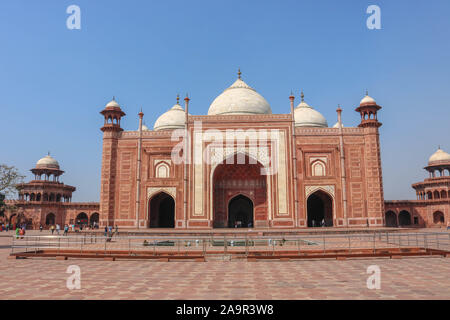 Die große Taj Mahal Moschee, oder Masjid, in Agra. Es liegt auf der westlichen Seite des Taj Mahal. Die Moschee am Taj Mahal steht auf einer Sandsteinplattform Stockfoto