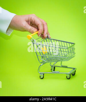Mini Einkaufswagen das Konzept der Shopping- und die Kraft der Wirtschaft Stockfoto